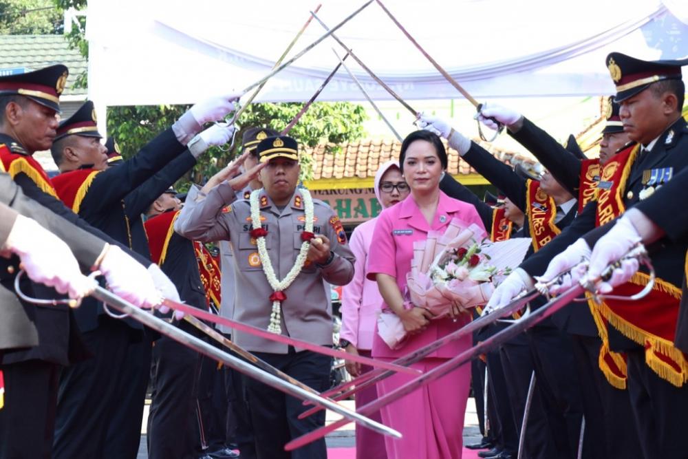Pedang Pora Sambut Kehadiran Kapolres AKBP Saufi Salamun