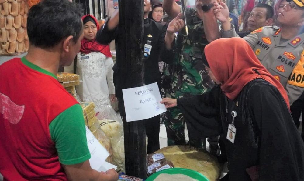 TEMPELKAN HARGA BERAS BULOG