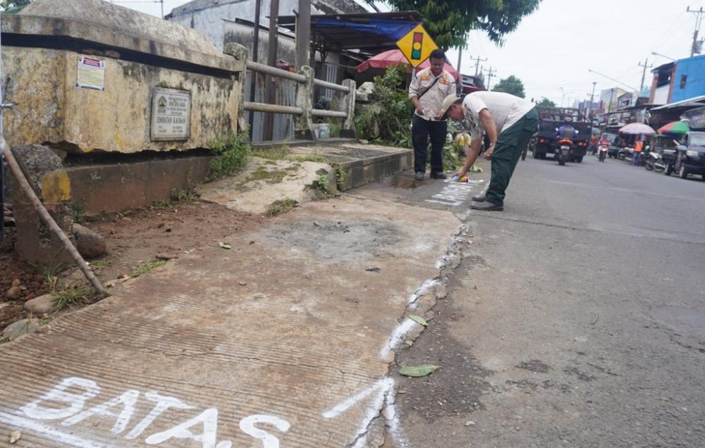 BERIKAN BATAS BEBAS DARI PKL