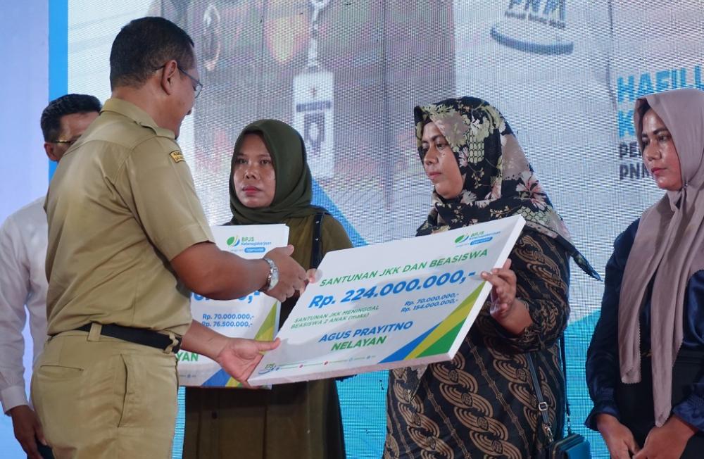 BERIKAN SANTUNAN JKK dan BEASISWA