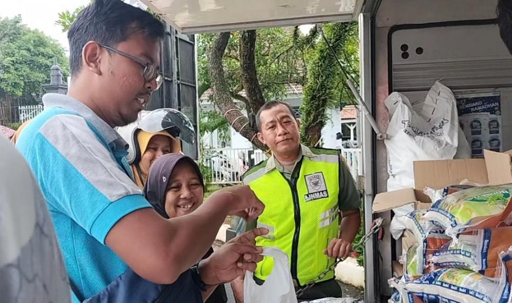 Harga Miring, Warga Memburu Minyakita di Bazar Pangan
