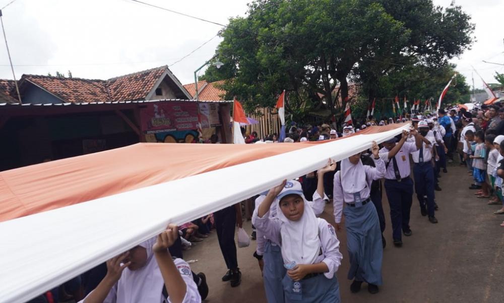 Peringatan Haul Mbah Surgi, Pemkab Batang Gelar Kirab Bendera Merah Putih Sepanjang 650 Meter