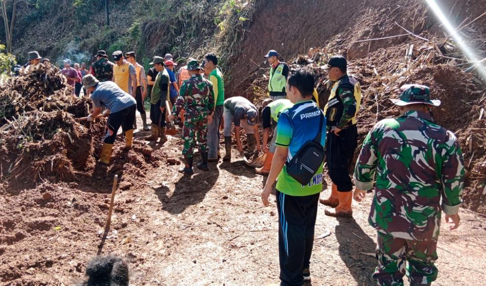 Akibat Tebing Longsor, Jalan Bawang - Pesantren Tertutup Material