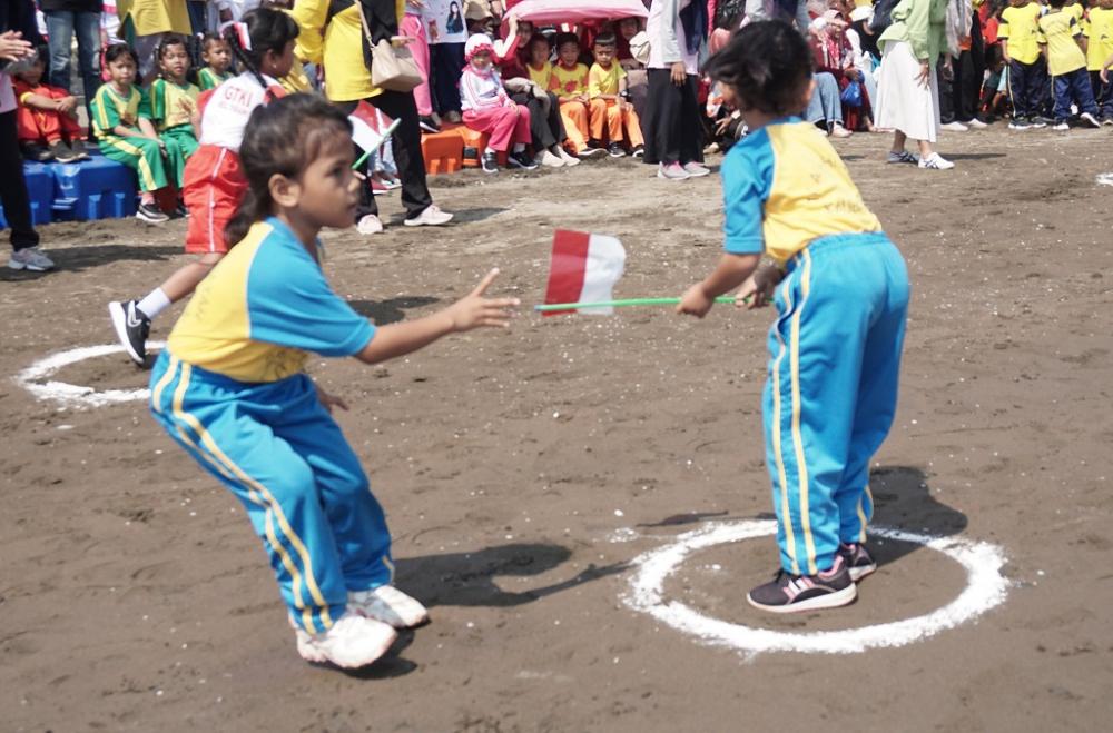 Lomba Estafet Bendera Bentuk Karakter Anak Usia Dini