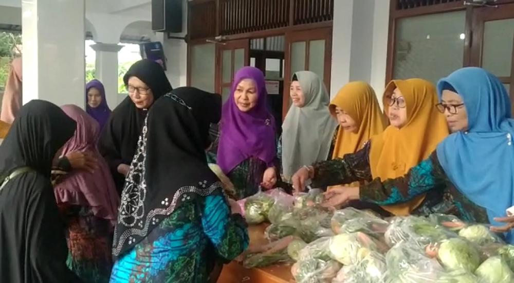 Ratusan Paket Sayuran Dibagikan, Jamaah Bayar Pakai Doa