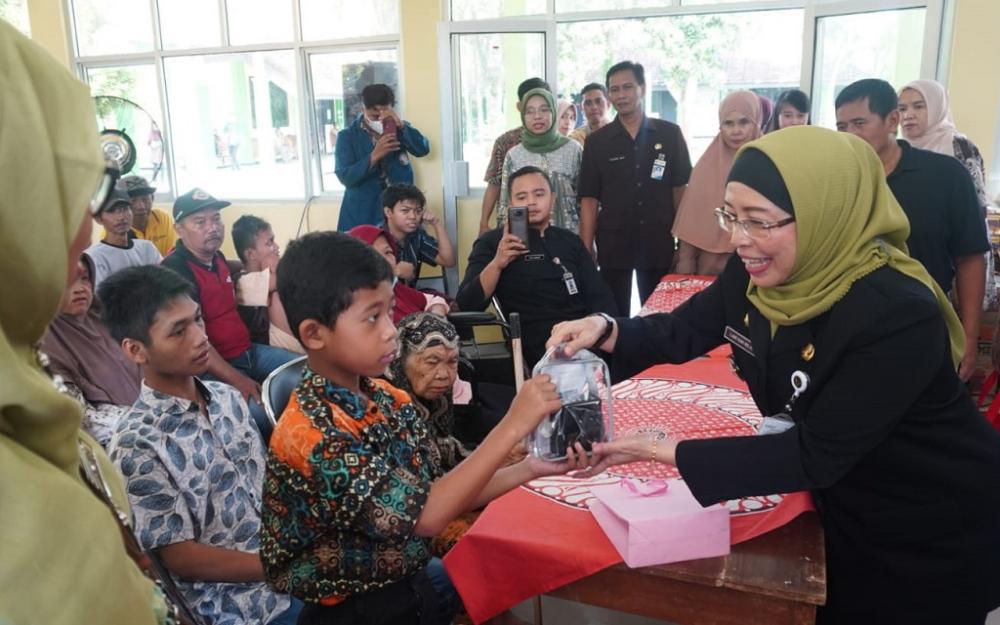 BERIKAN BANTUAN ALAT PENDENGARAN