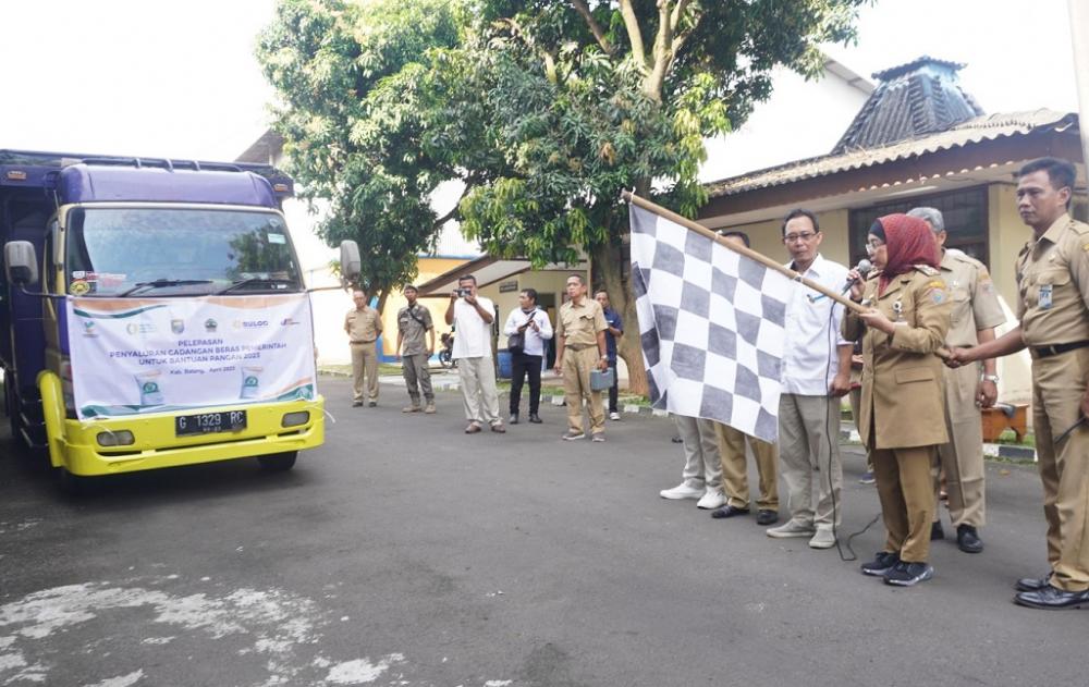 Pj Bupati Batang Salurkan Bantuan Beras Cadangan Pangan Untuk 82.644 KPM