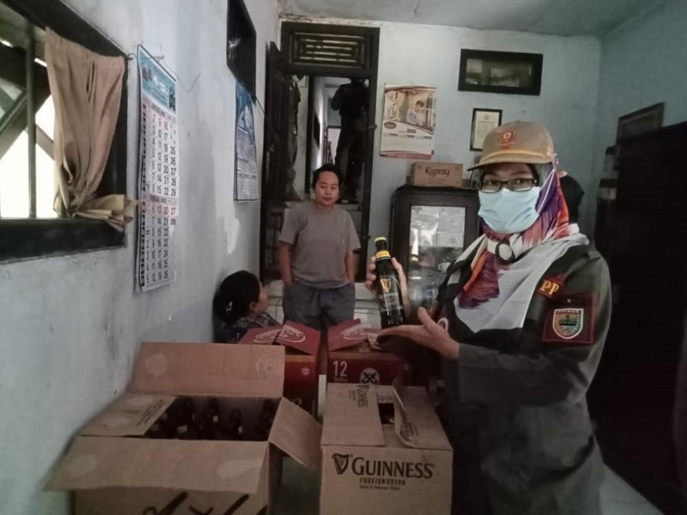Satpol PP Batang Berhasil Sita 180 Botol Miras