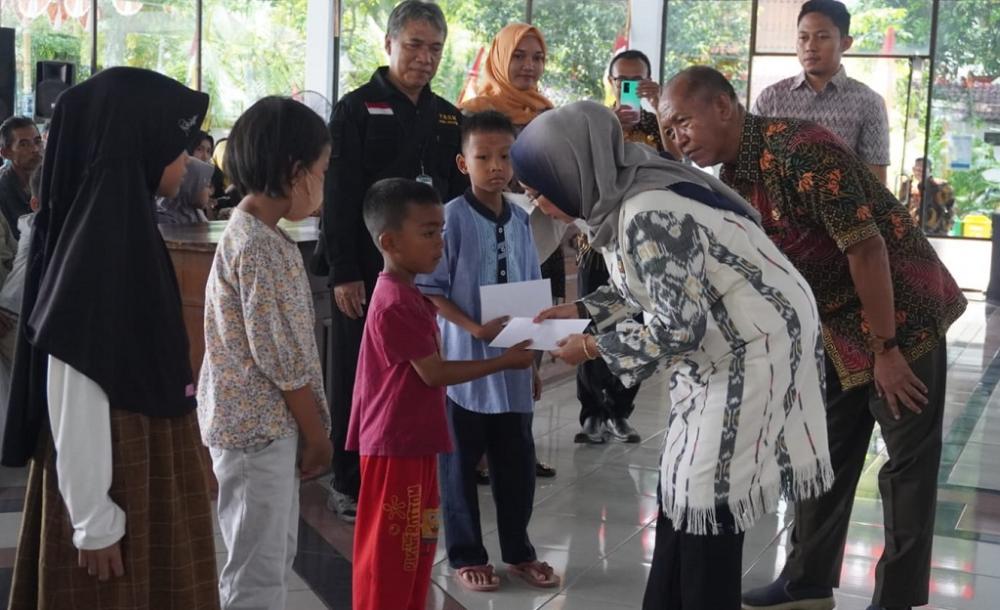 SALURKAN BANTUAN ANAK YATIM PIATU