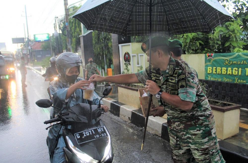 Hujan Bukan Halangan untuk Berbagi Takjil