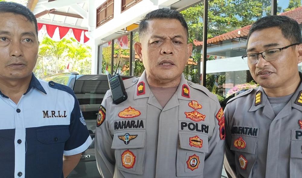 Nekat Parkir di Exit Tol, Petugas Siap Menilang