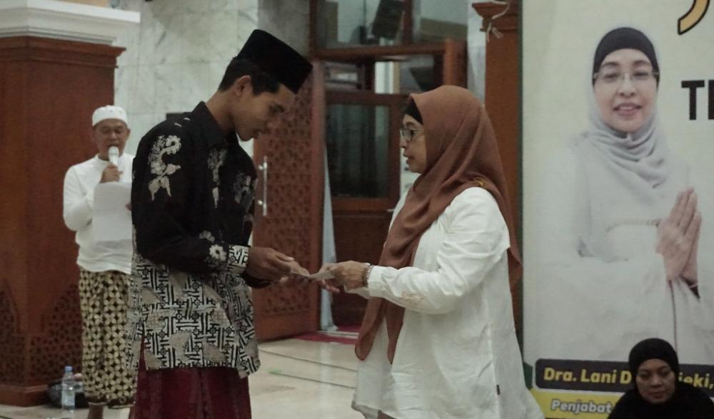 BERIKAN SANTUNAN ANAK YATIM