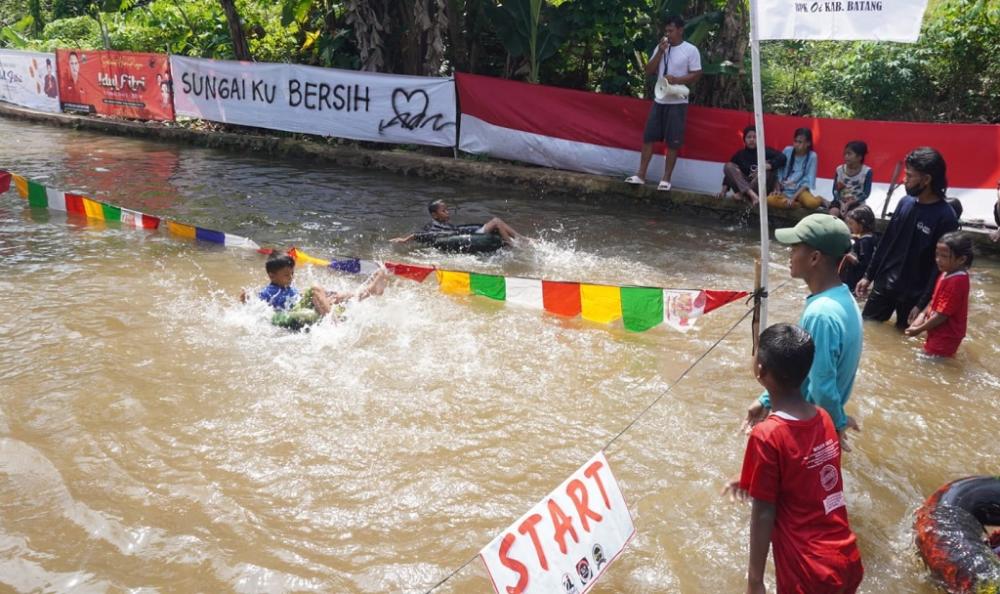 Anak-Anak Batang Ikuti Lomba Langenan Ban Saat Libur Lebaran