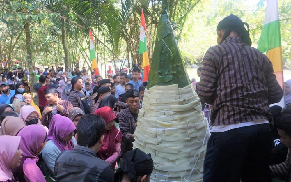 Momen Syawalan, Desa Cepokokuning Batang Meriahkan Dengan Getuk Setinggi 2 Meter