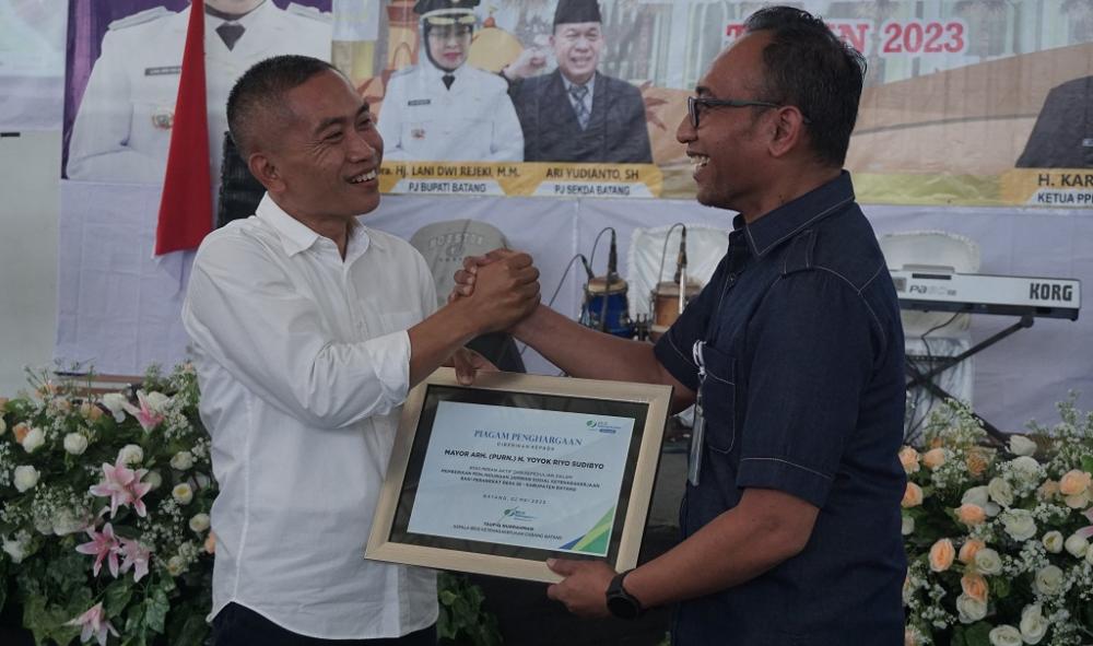 BERIKAN PIAGAM PENGHARGAAN