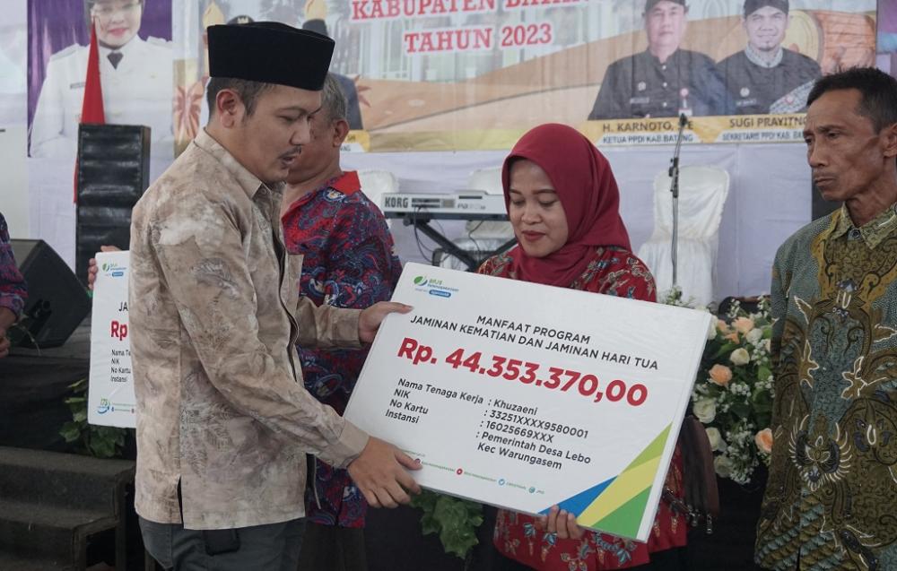 BERIKAN SANTUNAN KEMATIAN