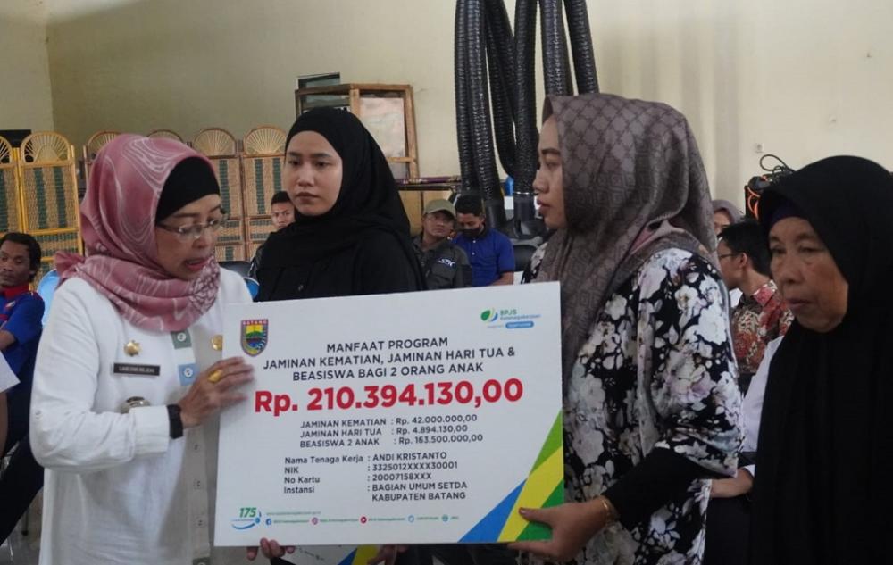 BERIKAN SANTUNAN dan BEASISWA