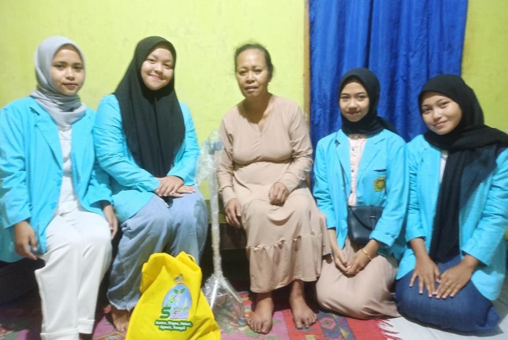 Rayakan Kelulusan, Siswa SMK Al Sya'iriyah Limpung Batang Berbagi Sembako hingga Alat Kesehatan