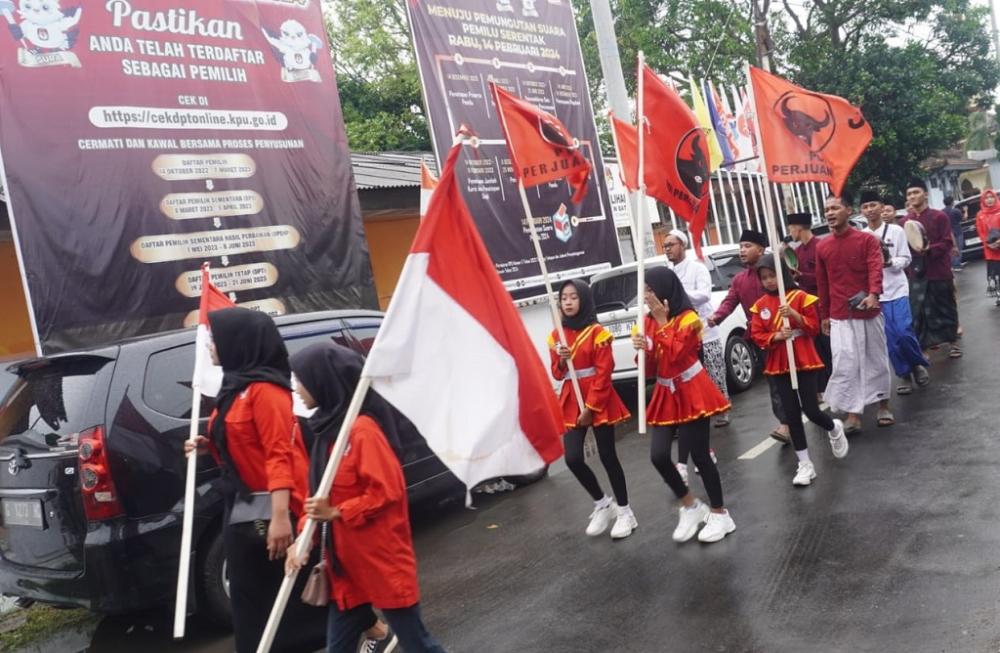 Daftarkan Bacaleg, PDIP Ke KPU Batang Diiringi Dengan Pawai Budaya