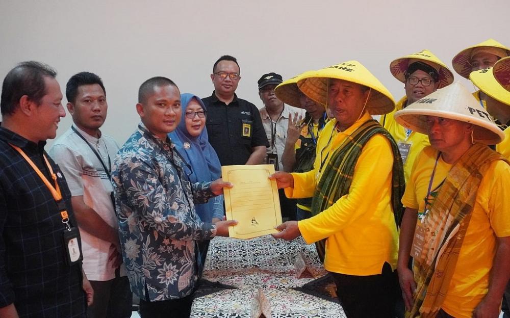 Partai Golkar Daftarkan Bacaleg Ke KPU Batang Dengan Rangkul Petani