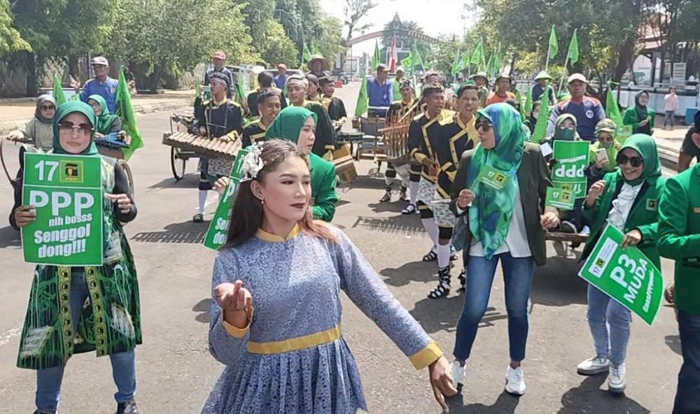 Pasukan Angklung Kawal PPP Daftarkan Bacaleg