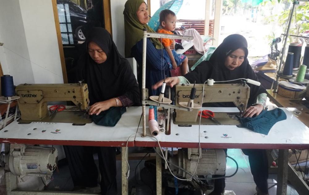 Bermodal 10 Unit Mesin Jahit, KUB Sumur Sejahtera Desa Ujungnegoro Hasilkan 27 Kodi Pakaian Permingg