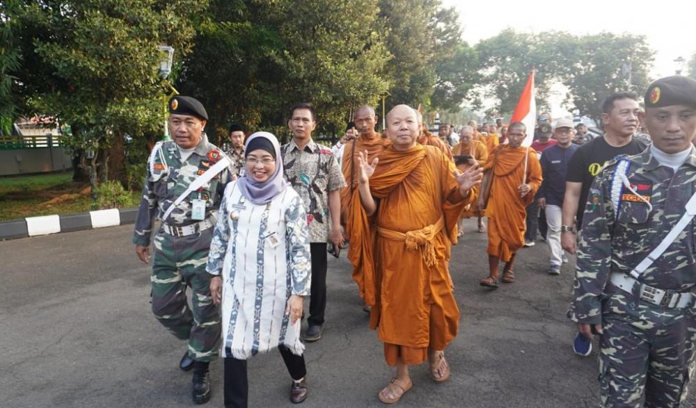 32 Biksu Thailand Jalan Kaki Melintas Batang Disambut Bupati Lani