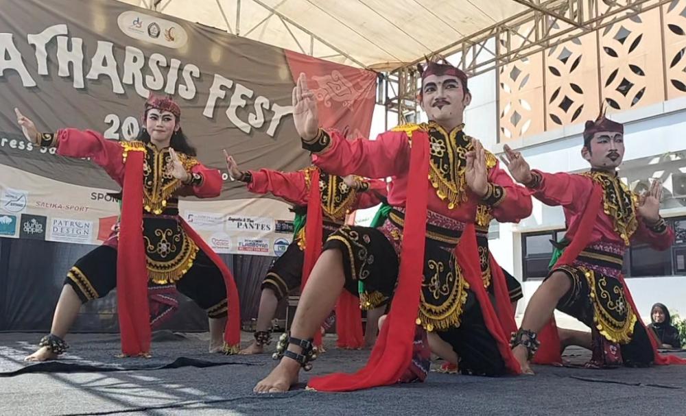 Bentengi dari Budaya Asing, Mahasiswa Tampilkan Tari Kreasi