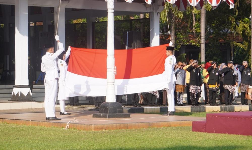 KIBARKAN BENDERA MERAH PUTIH