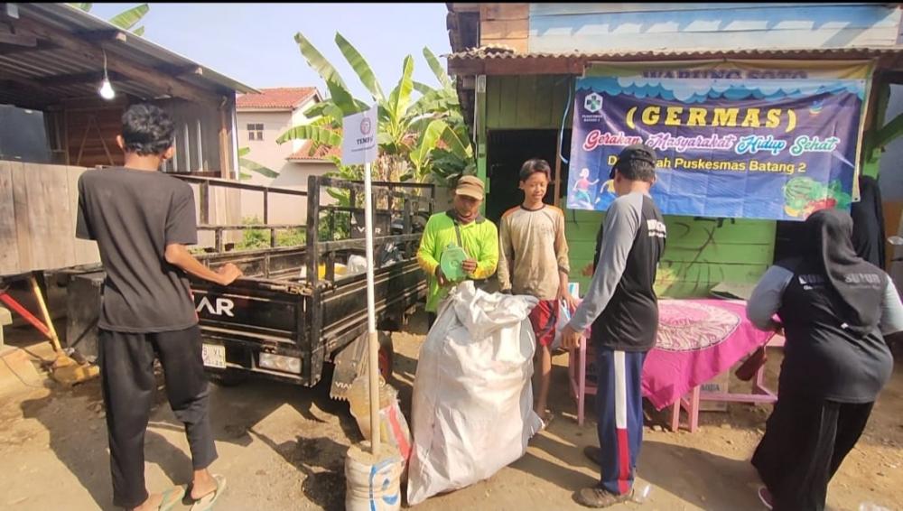 Warga Dukuh Sulur Batang Bayar PBB Menggunakan Sampah