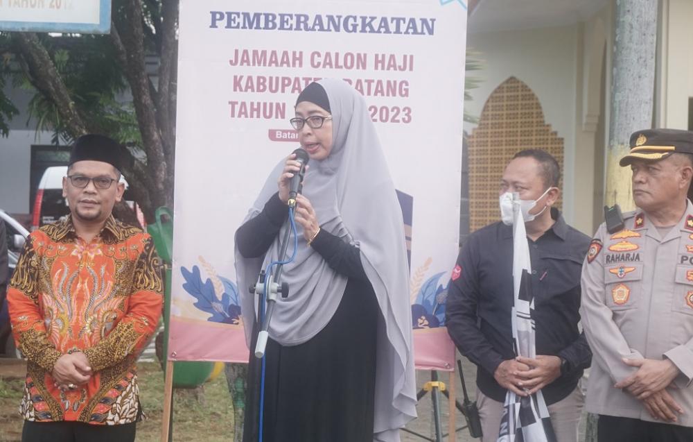 Lepas Calhaj, Pj Bupati Batang Berpesan Jaga Kesehatan di Tanah Suci