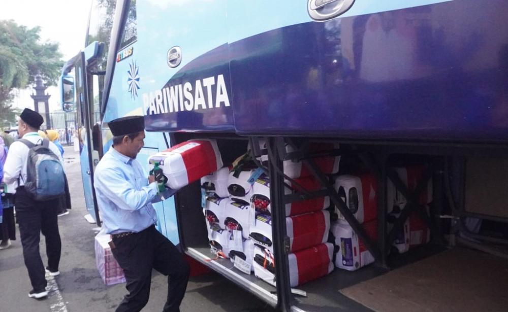 MEMASUKKAN KOPER JEMAAH HAJI