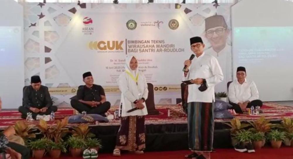 Sandiaga Uno Tantang Santriwati Batang Buat Baju Koko