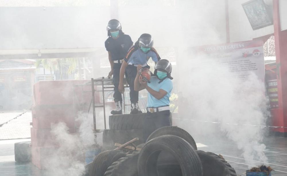 Petugas Lapas Kelas IIB Batang Cekatan Dalam Lomba Ketangkasan Pemadaman Api