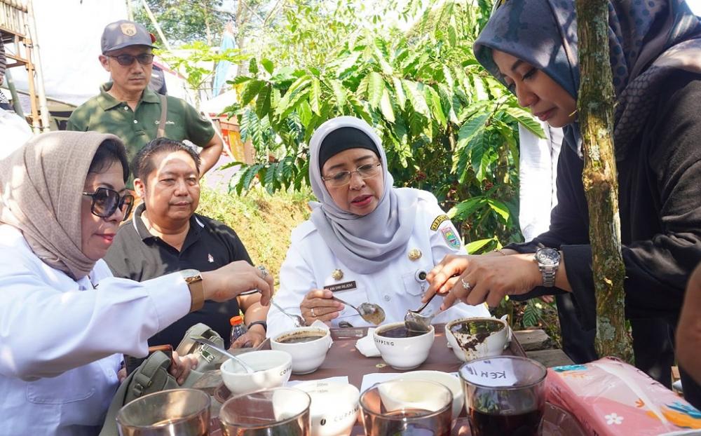 Pj Bupati Batang Sruput Kopi di Wiwitan Panen Kopi Desa Adinuso