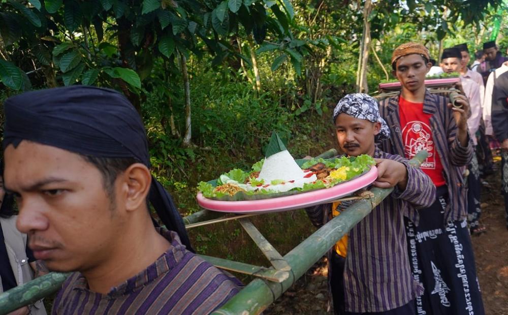 TRADISI WIWITAN PANEN KOPI