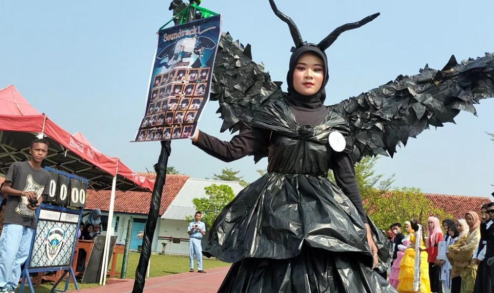 TAMPILKAN KOSTUM BERKARAKTER