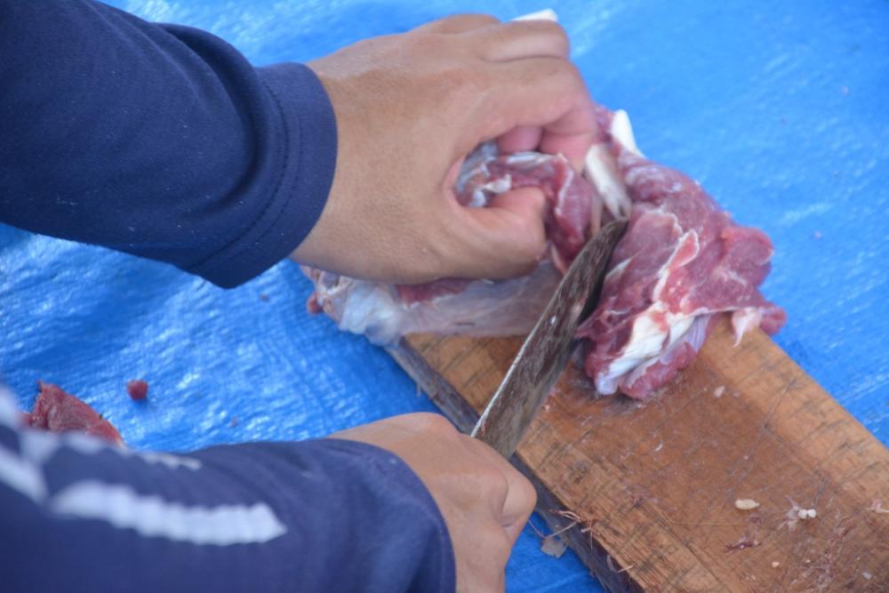 MEMOTONG DAGING KURBAN