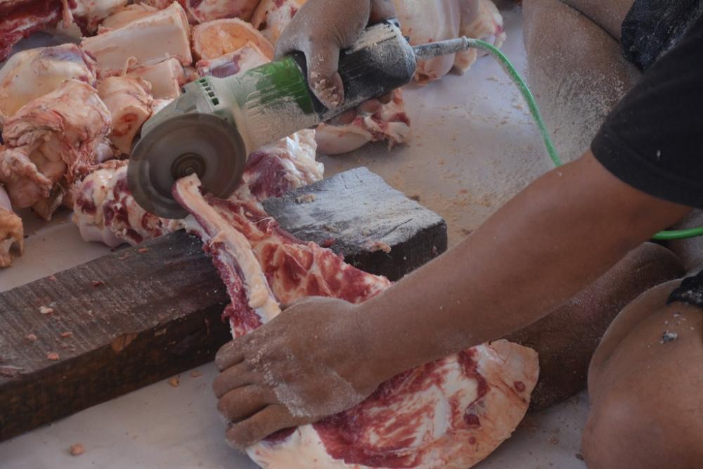 POTONG TULANG HEWAN KURBAN