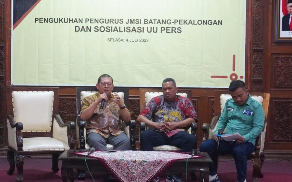 Sosialisasi UU Pers Sebagai Pencerah Bagi Kepala Desa di Batang
