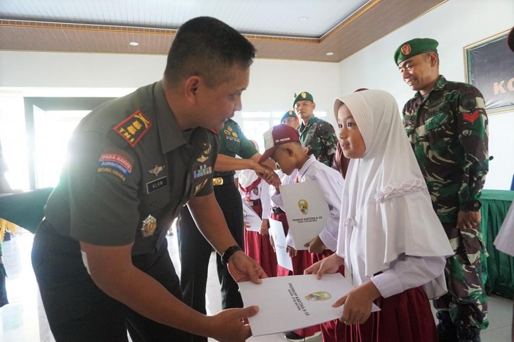 Peduli Pendidikan, Dandim Batang Berikan Anak Prajurit Beasiswa