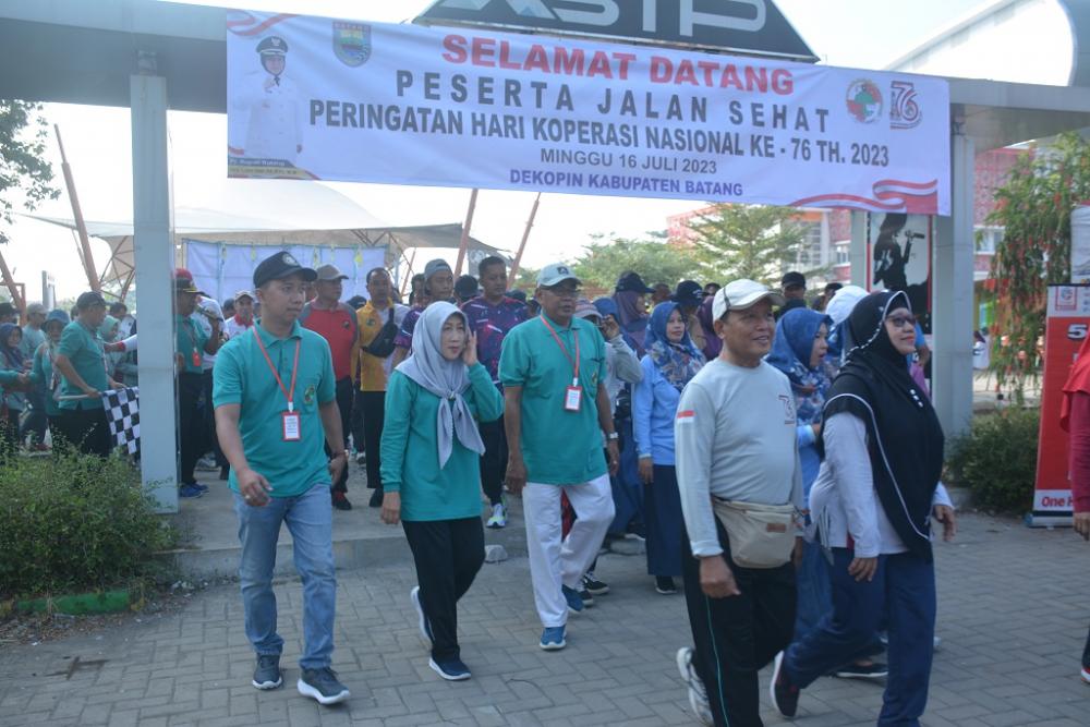 JALAN SEHAT BERSAMA ANGGOTA KOPERASI di BATANG