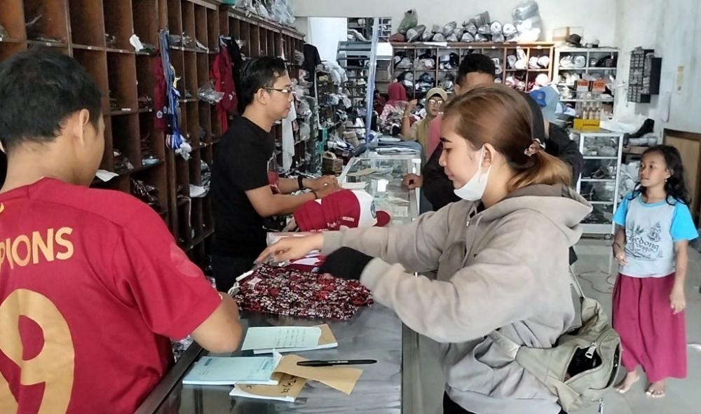 Tahun Ajaran Baru, Pedagang Seragam Panen Cuan