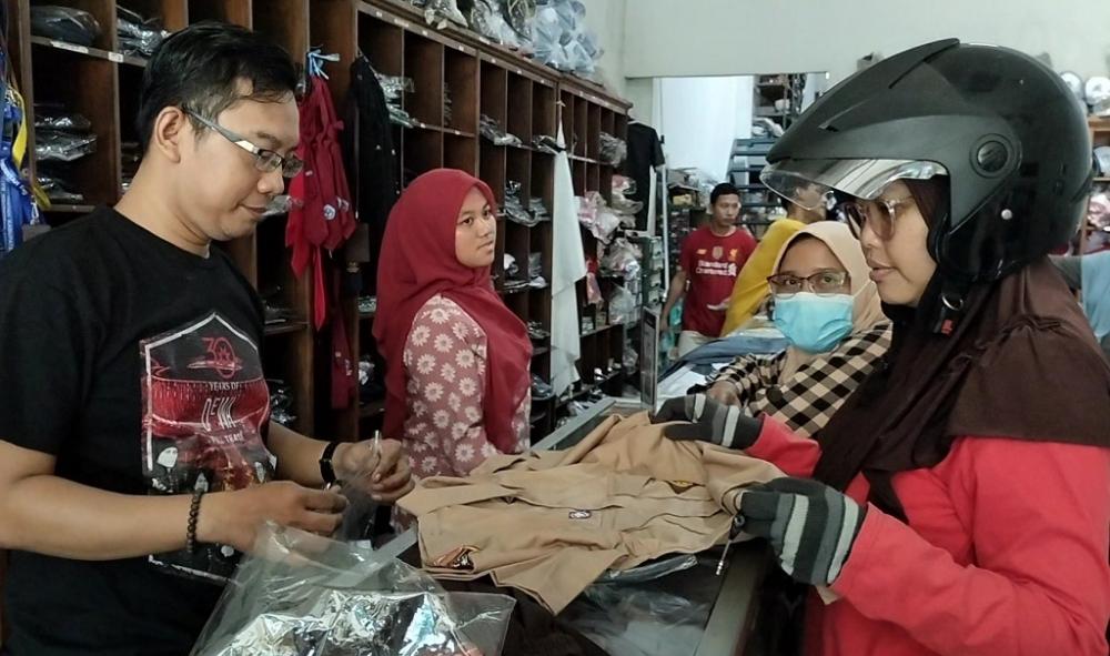 PEDAGANG SERAGAM PANEN CUAN