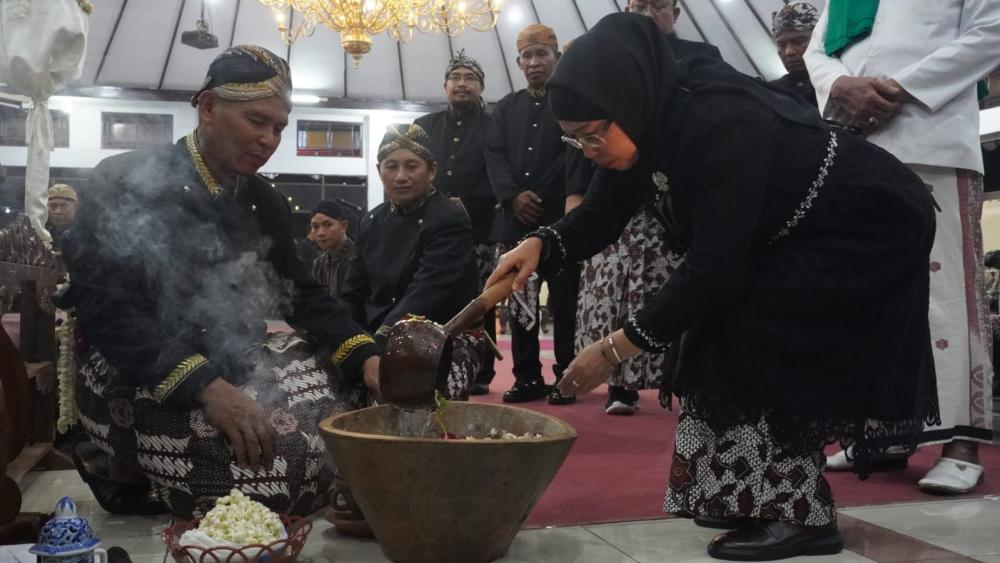 Malam Satu Suro, Pemkab Jamas Tombak Abirawa dan 70 Pusaka Batang