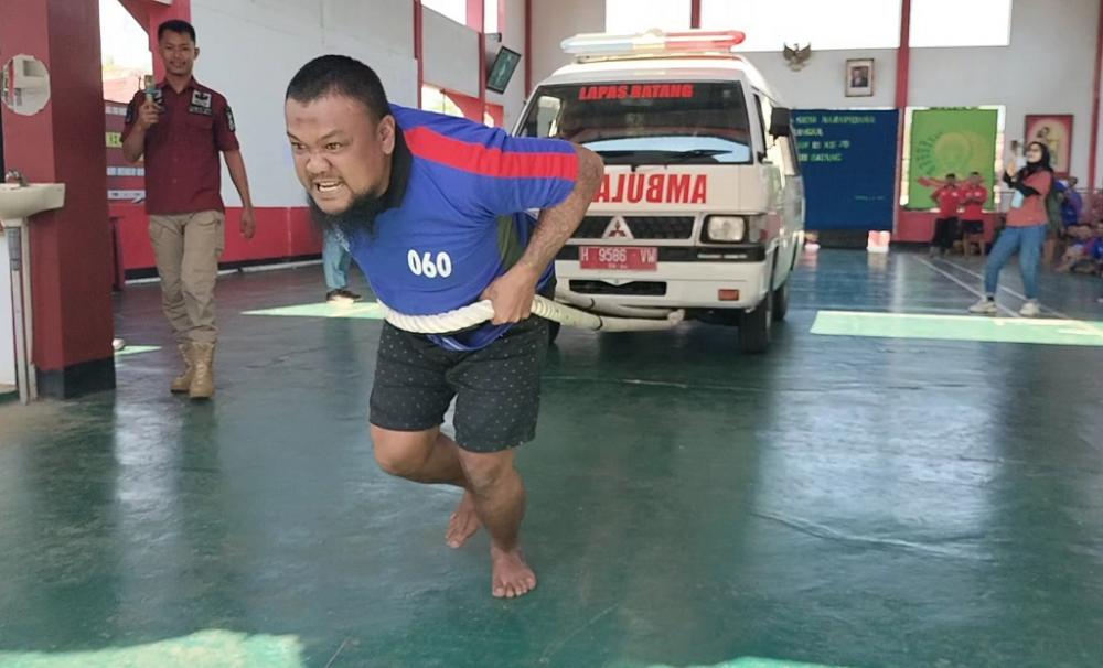 Uji Ketahanan Fisik, WBP Ikuti Lomba Tarik Ambulans