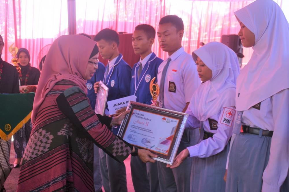 BERIKAN PIAGAM PENGHARGAAN