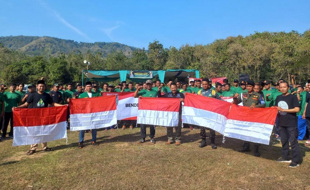 Kesbangpol Batang Bagikan Bendera Merah Putih Sebanyak 17.823