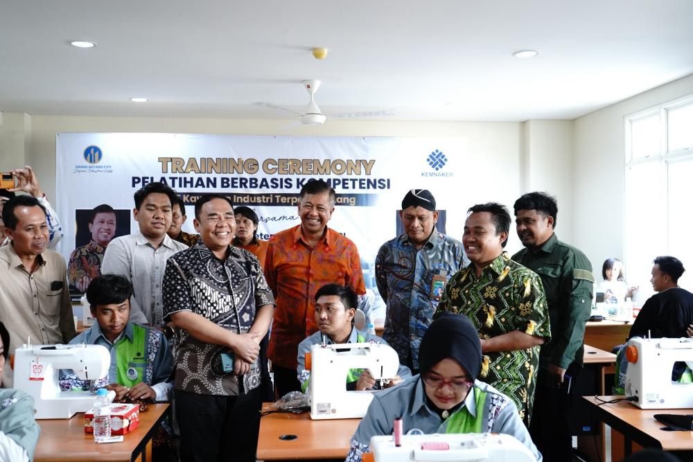 KIT Batang Gelar Pelatihan Menjahit Untuk Masuk Pabrik Sepatu