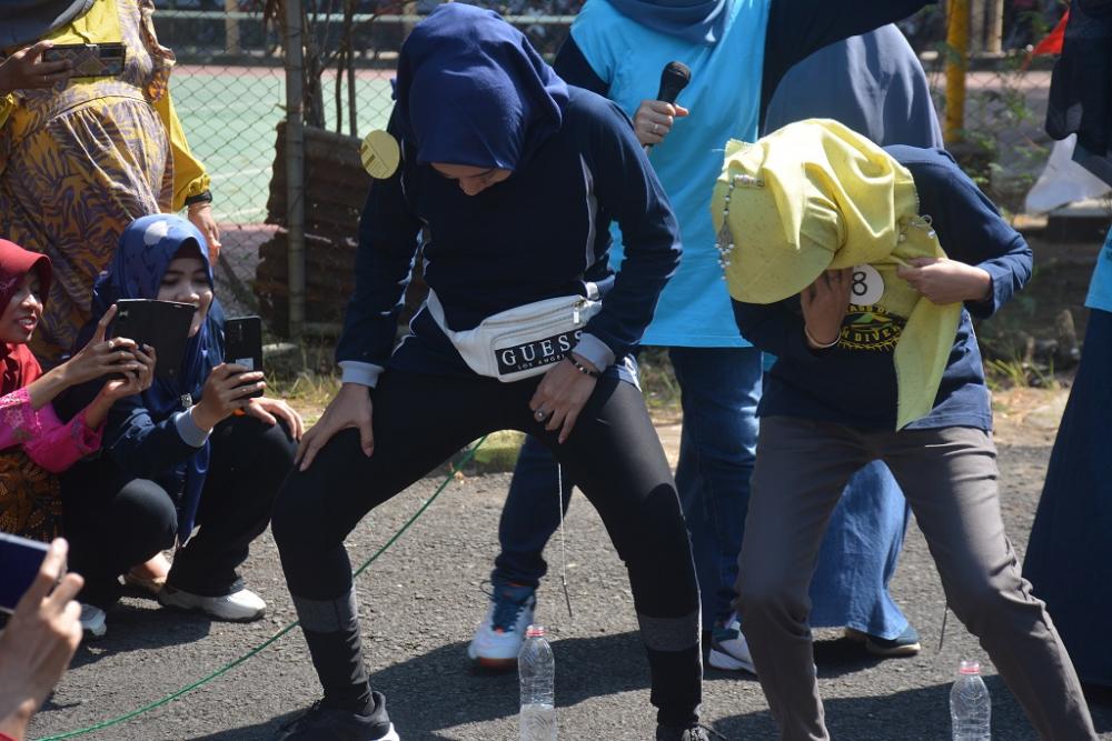 LOMBA MEMASUKKAN PAKU